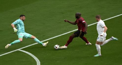 سقوط مدوي.. كابوس.. أبرز ما ذكرته الصحف البلجيكية عقب الهزيمة من سلوفاكيا